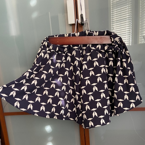 Mendocino Flowy Patterned Shorts - Picture 2 of 3